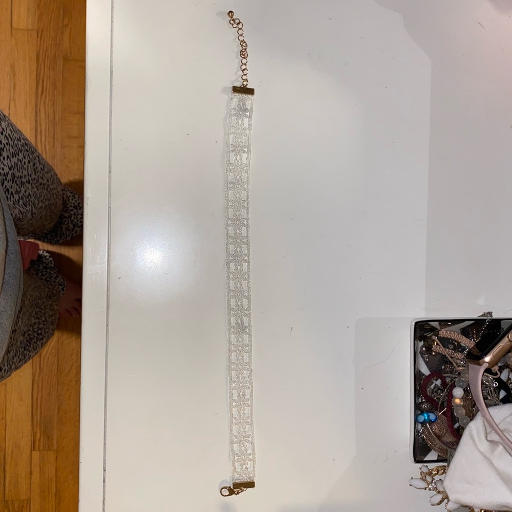 White choker - Picture 2 of 2
